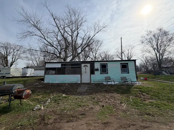 a view of a house with backyard