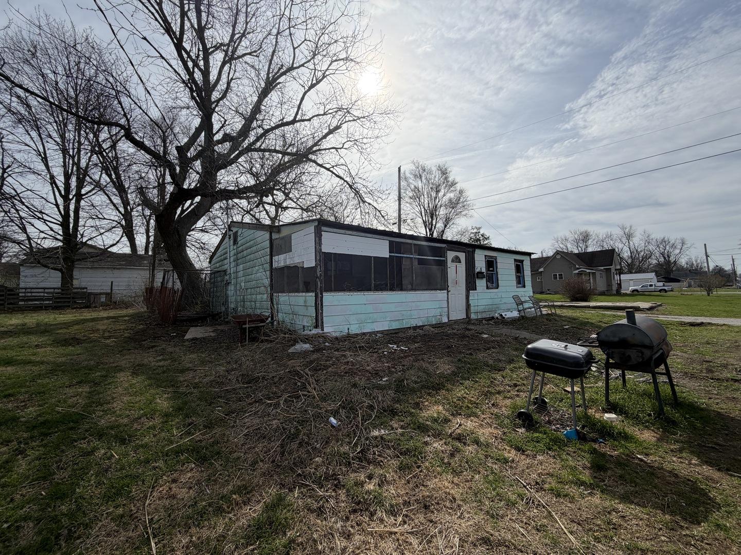 538 North Austin Street Paris, IL 61944 - Photo 3 of 12 a backyard of a house with table and chairs