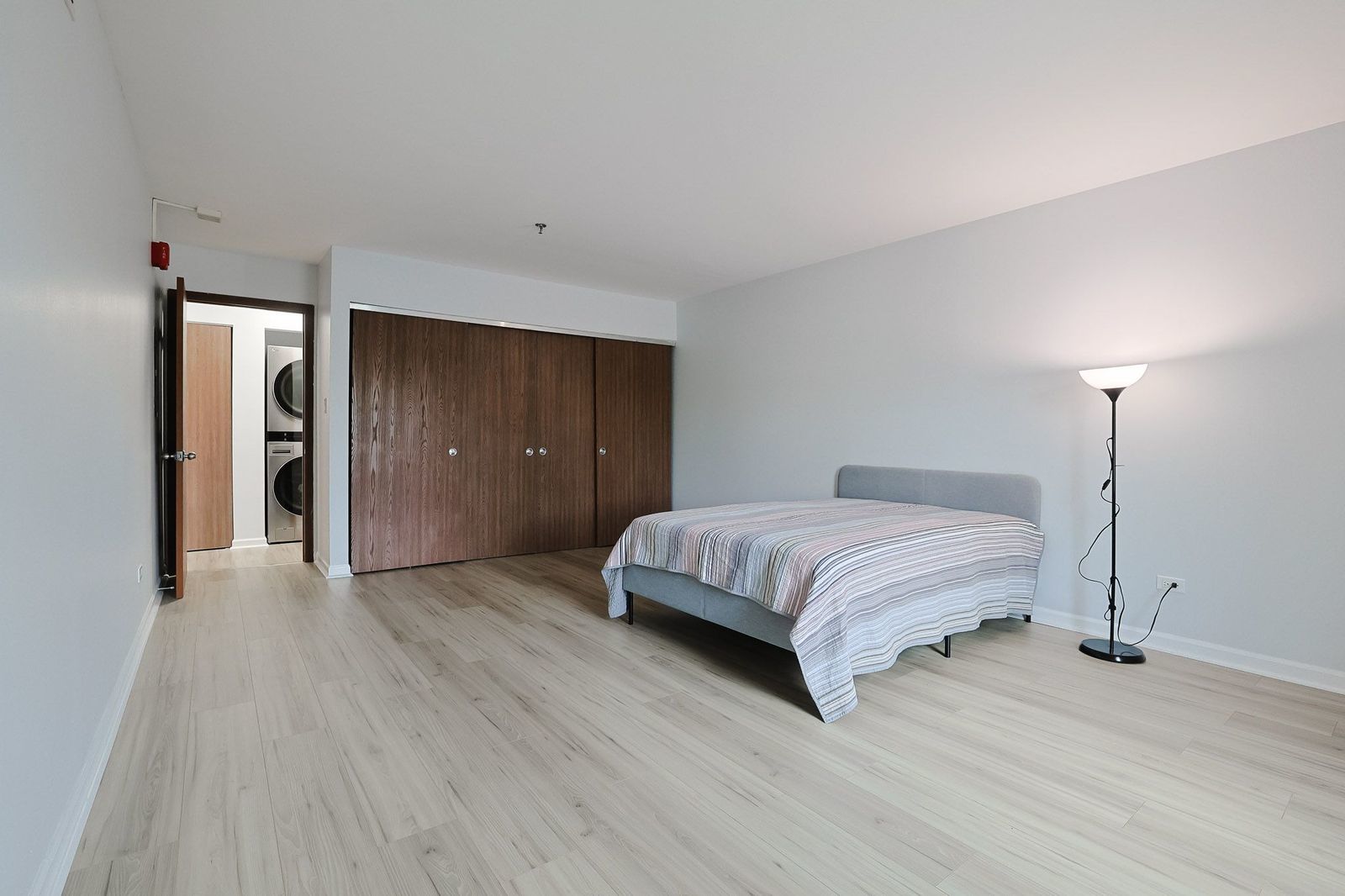 3265 Kirchoff Road, Unit 127 Rolling Meadows, IL 60008 - Photo 14 of 22 a spacious bedroom with a bed and a table