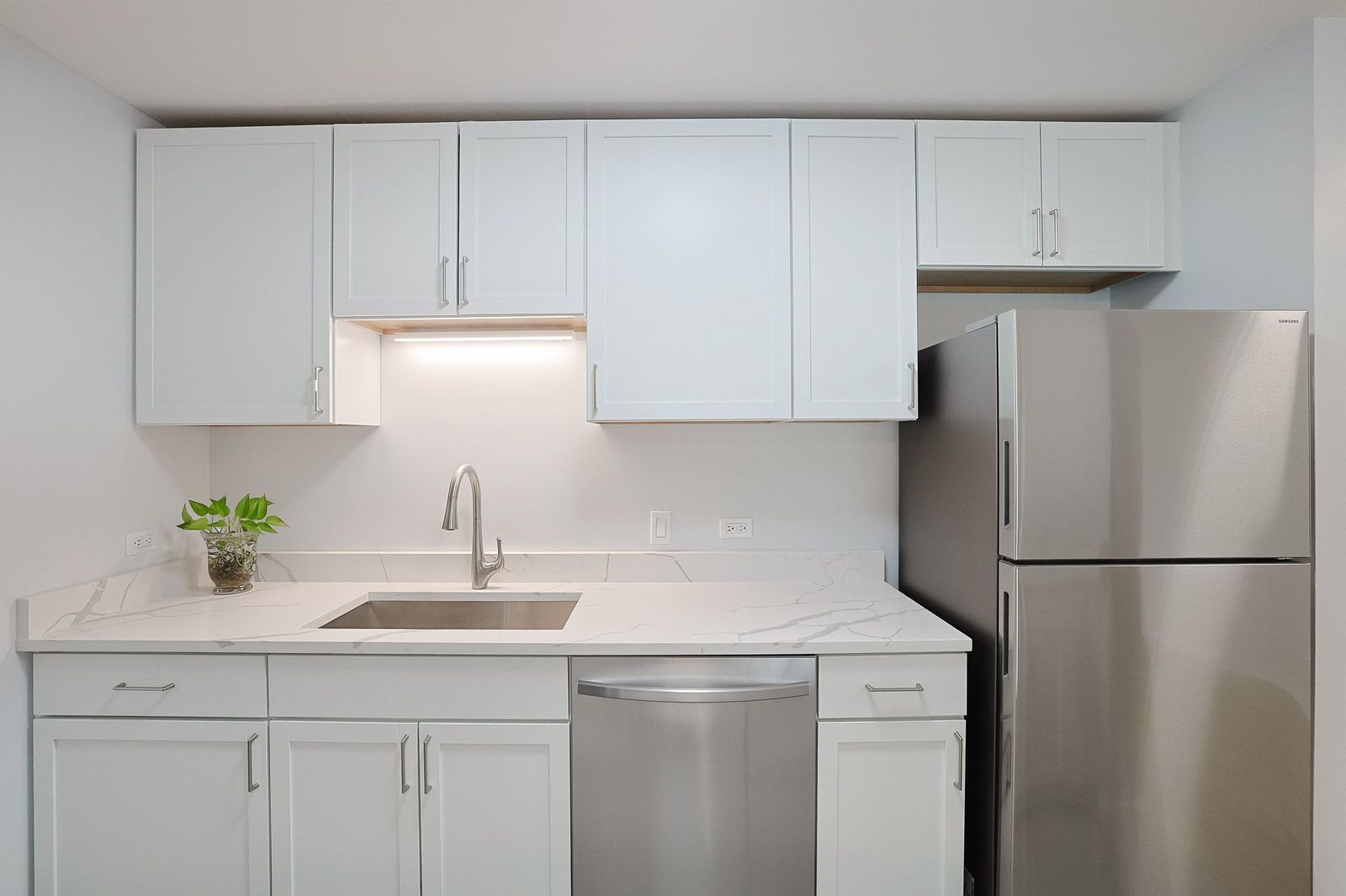 3265 Kirchoff Road, Unit 127 Rolling Meadows, IL 60008 - Photo 9 of 22 a kitchen with appliances a sink and cabinets