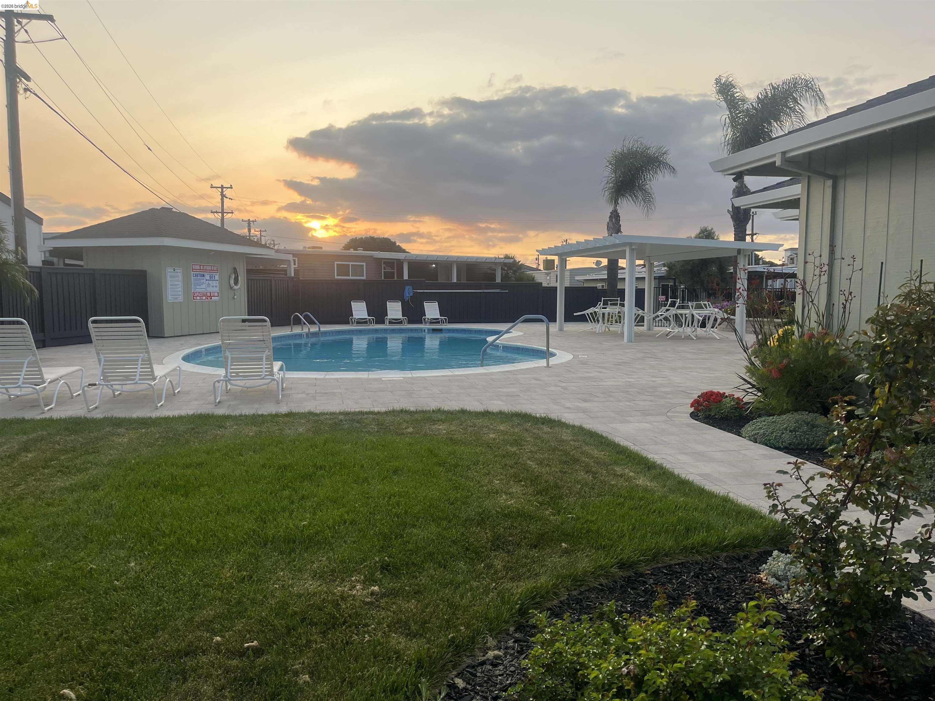 a view of a backyard