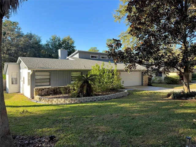 a view of a house with backyard