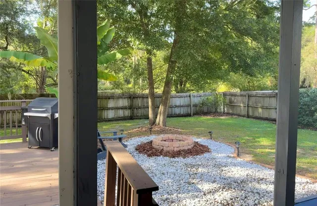 a view of a backyard