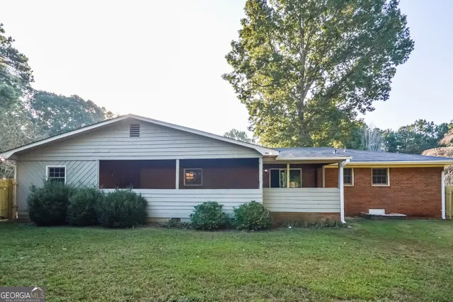 a view of a house with a backyard