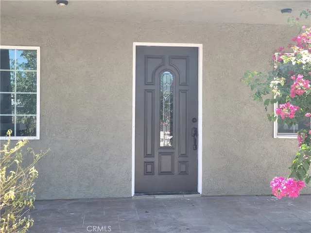 a view of livingroom with an entryway