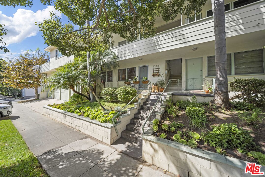 1325 Washington Avenue, Unit C Santa Monica, CA 90403 - Photo 23 of 23 front view of a house with a small yard
