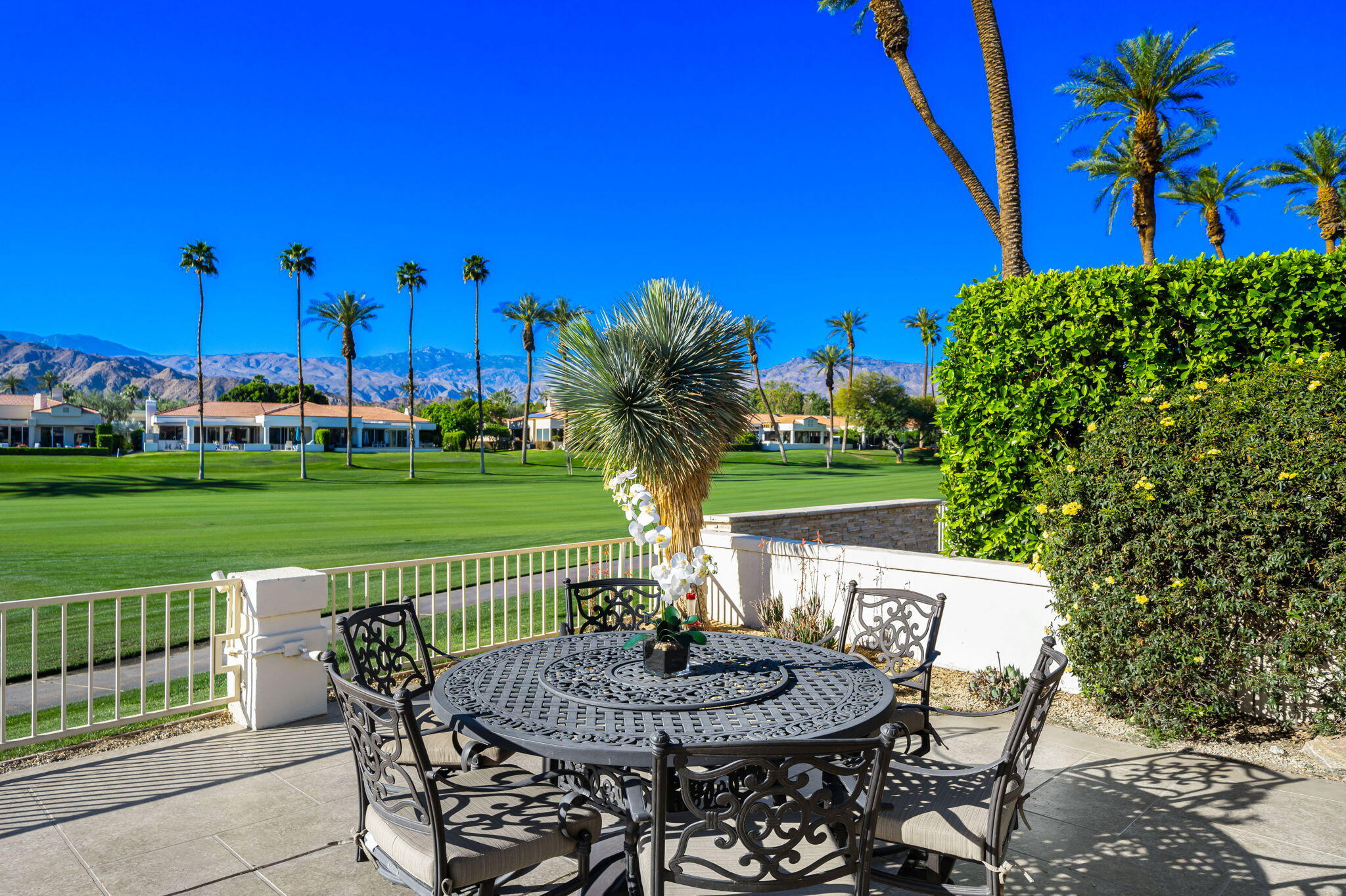 75315 St Andrews Court Indian Wells, CA 92210 - Photo 41 of 48 a view of a chairs and tables in the patio