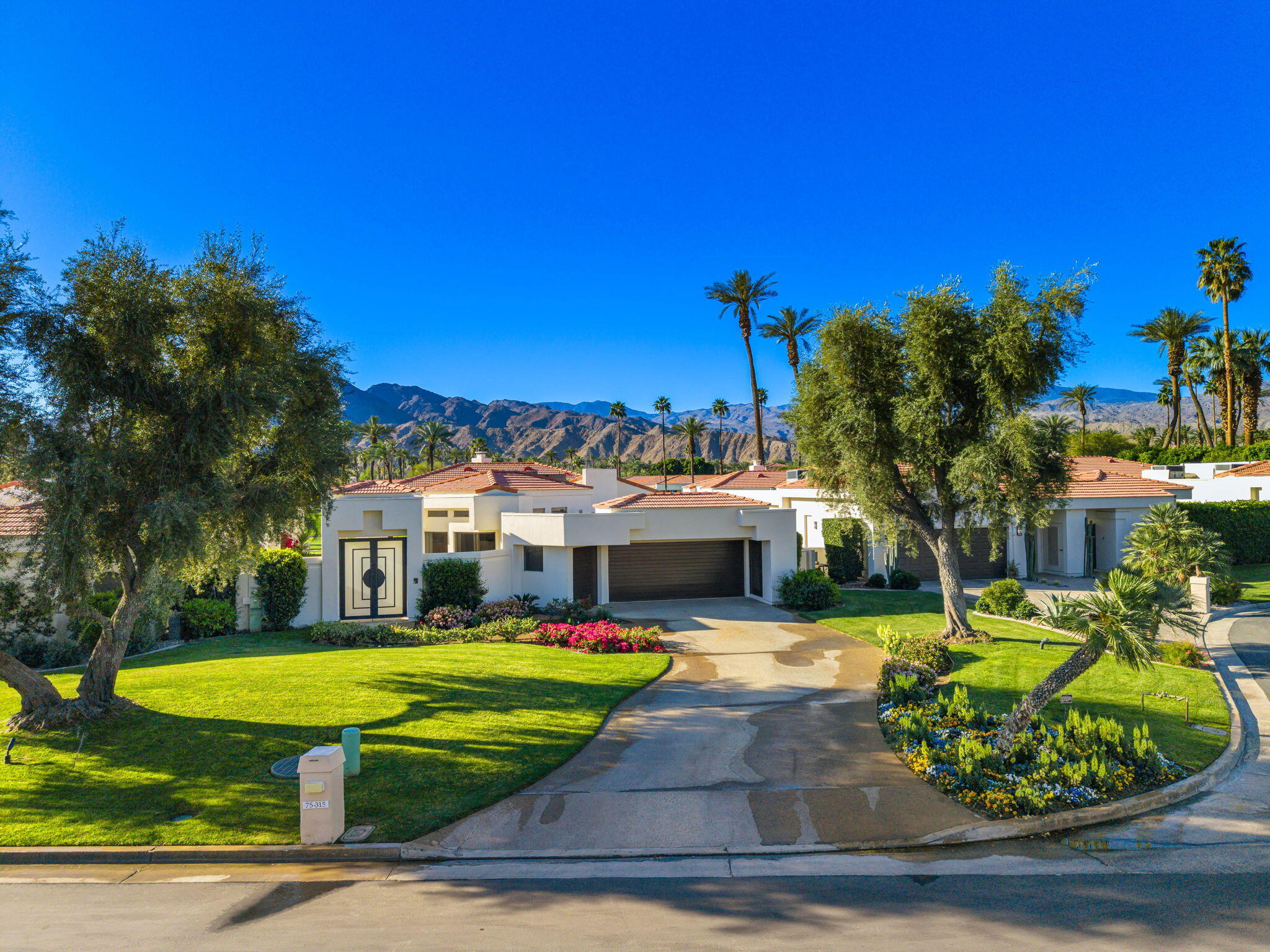 75315 St Andrews Court Indian Wells, CA 92210 - Photo 48 of 48 a view of a house with swimming pool and yard