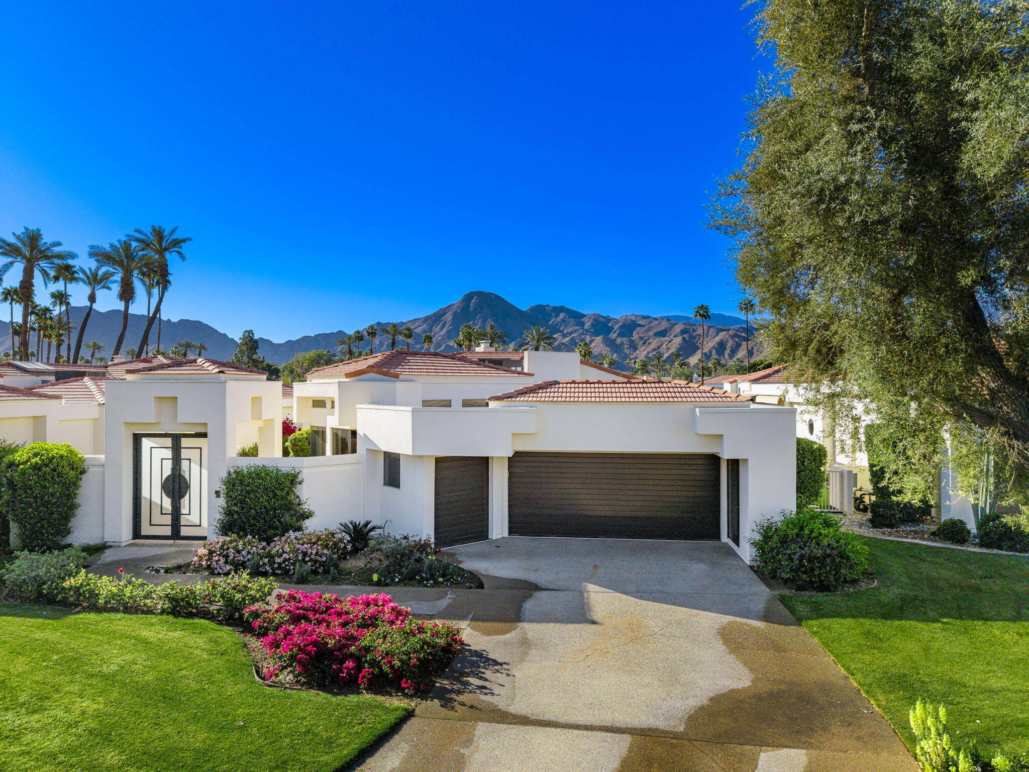 75315 St Andrews Court Indian Wells, CA 92210 - Photo 6 of 48 a front view of a house with a yard and garage