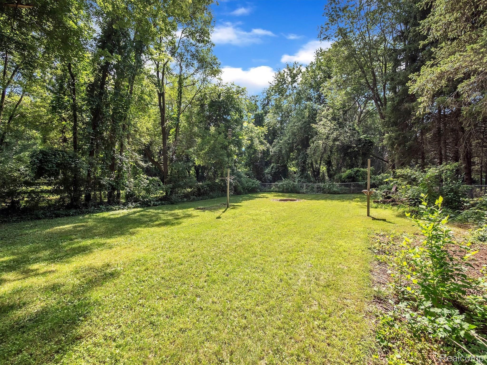 1277 Merry Road Waterford, MI 48328 - Photo 34 of 37 Long entertaining lot behind den and shed still!