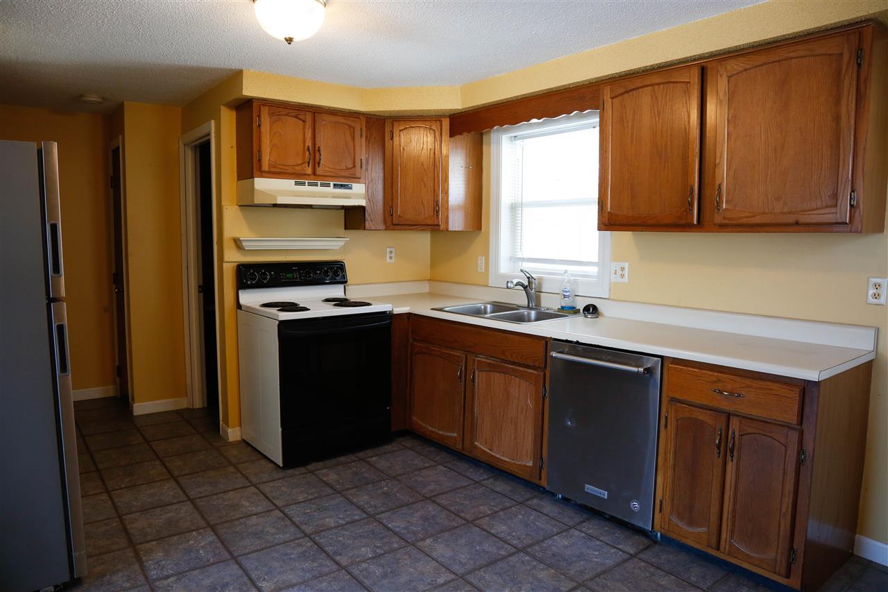 16 R Sunnyside Lane Derry, NH 03038 - Photo 3 of 9