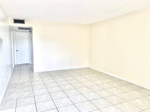 117 Brighton C Boca Raton, FL 33434 - Photo 6 of 23 Living Room