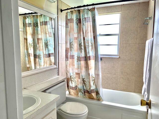 117 Brighton C Boca Raton, FL 33434 - Photo 9 of 23 Main Bathroom