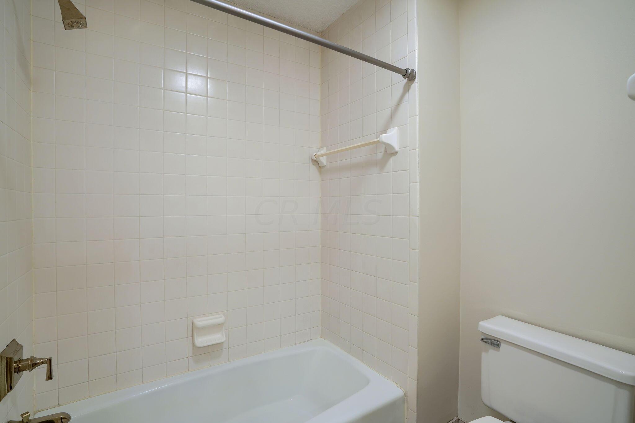 2207 Sandston Road Columbus, OH 43220 - Photo 29 of 48 TUB/SHOWER