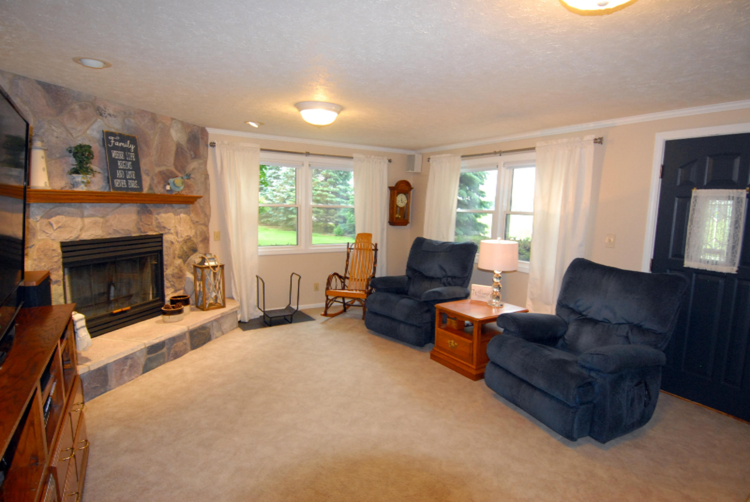17156 Michigan Avenue Three Rivers, MI 49093 - Photo 17 of 47 Living Room