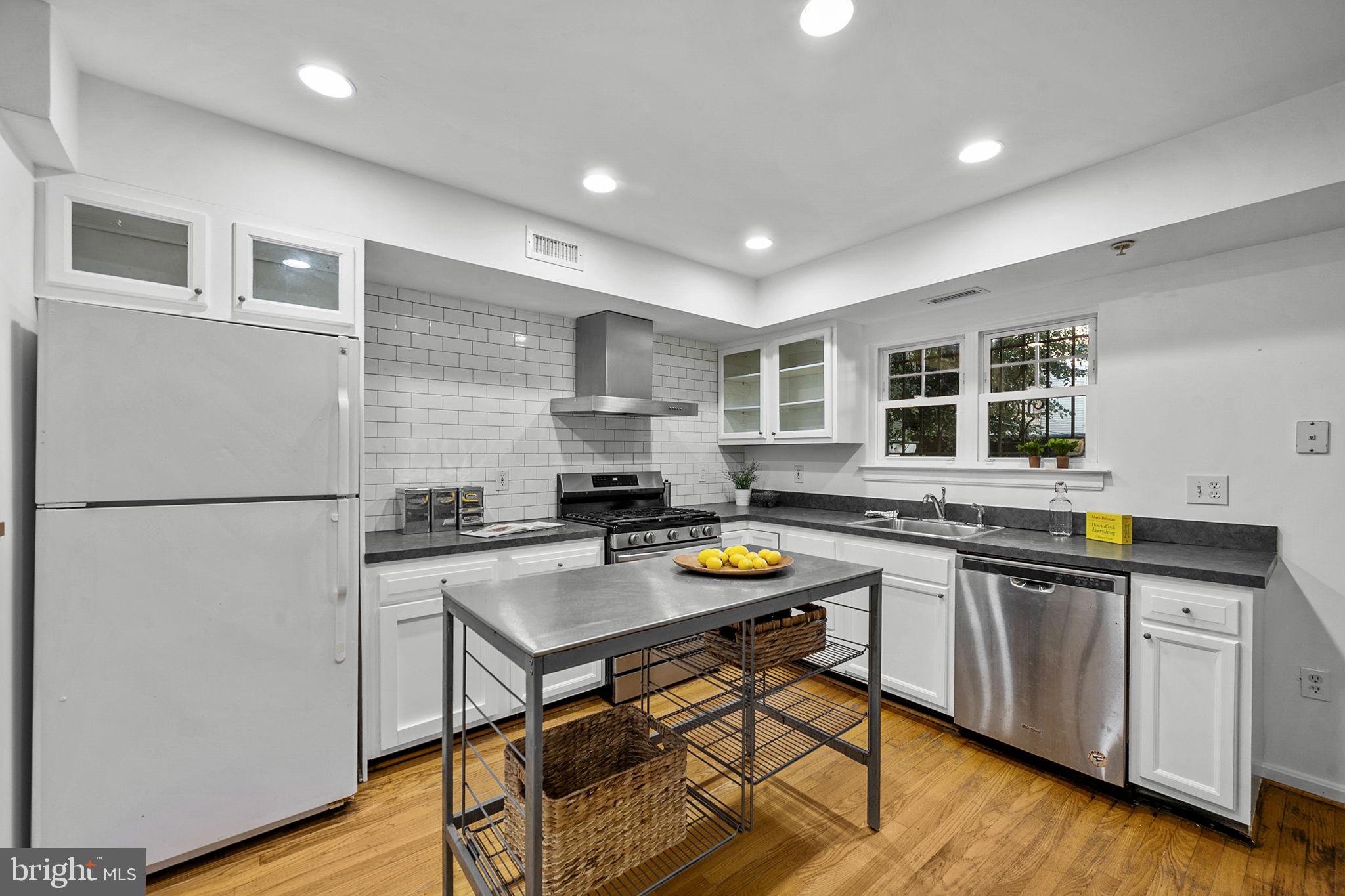 649 16th Street Northeast Washington, DC 20002 - Photo 9 of 38