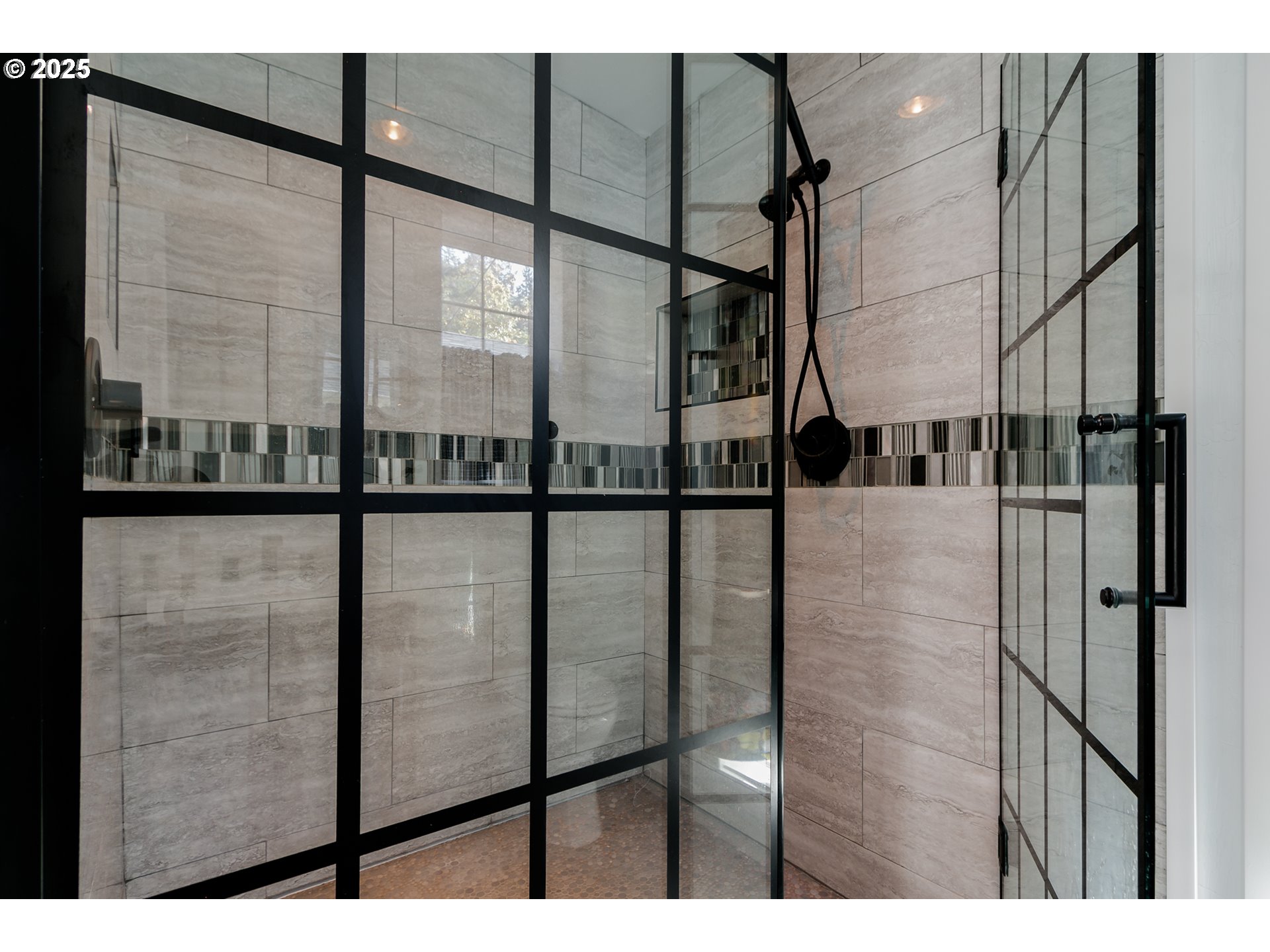 1755 East 43rd Avenue Eugene, OR 97405 - Photo 23 of 34 a view of entryway