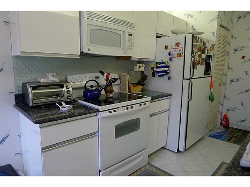 9286 Vista Del Lago, Unit 35H Boca Raton, FL 33428 - Photo 11 of 18 9286Kitchen
