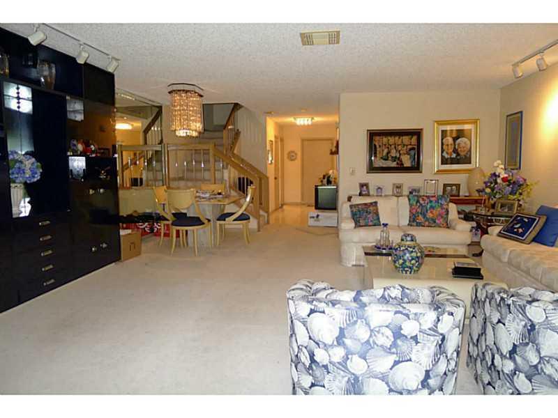 9286 Vista Del Lago, Unit 35H Boca Raton, FL 33428 - Photo 3 of 18 9286Living