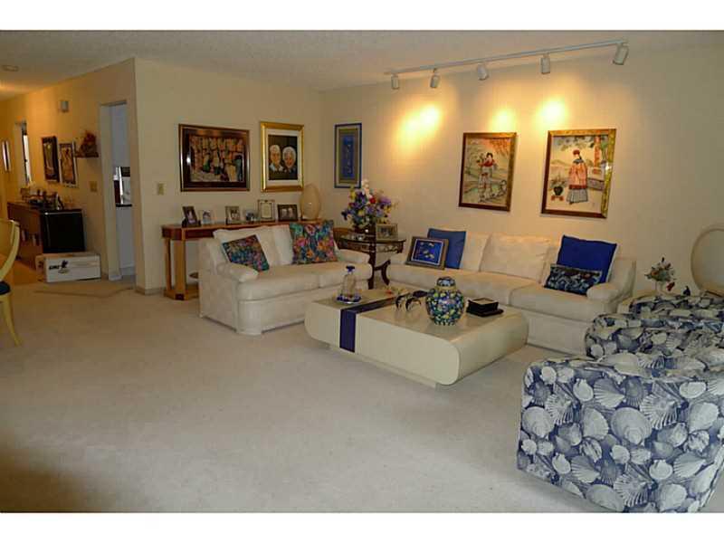 9286 Vista Del Lago, Unit 35H Boca Raton, FL 33428 - Photo 4 of 18 9286Living2