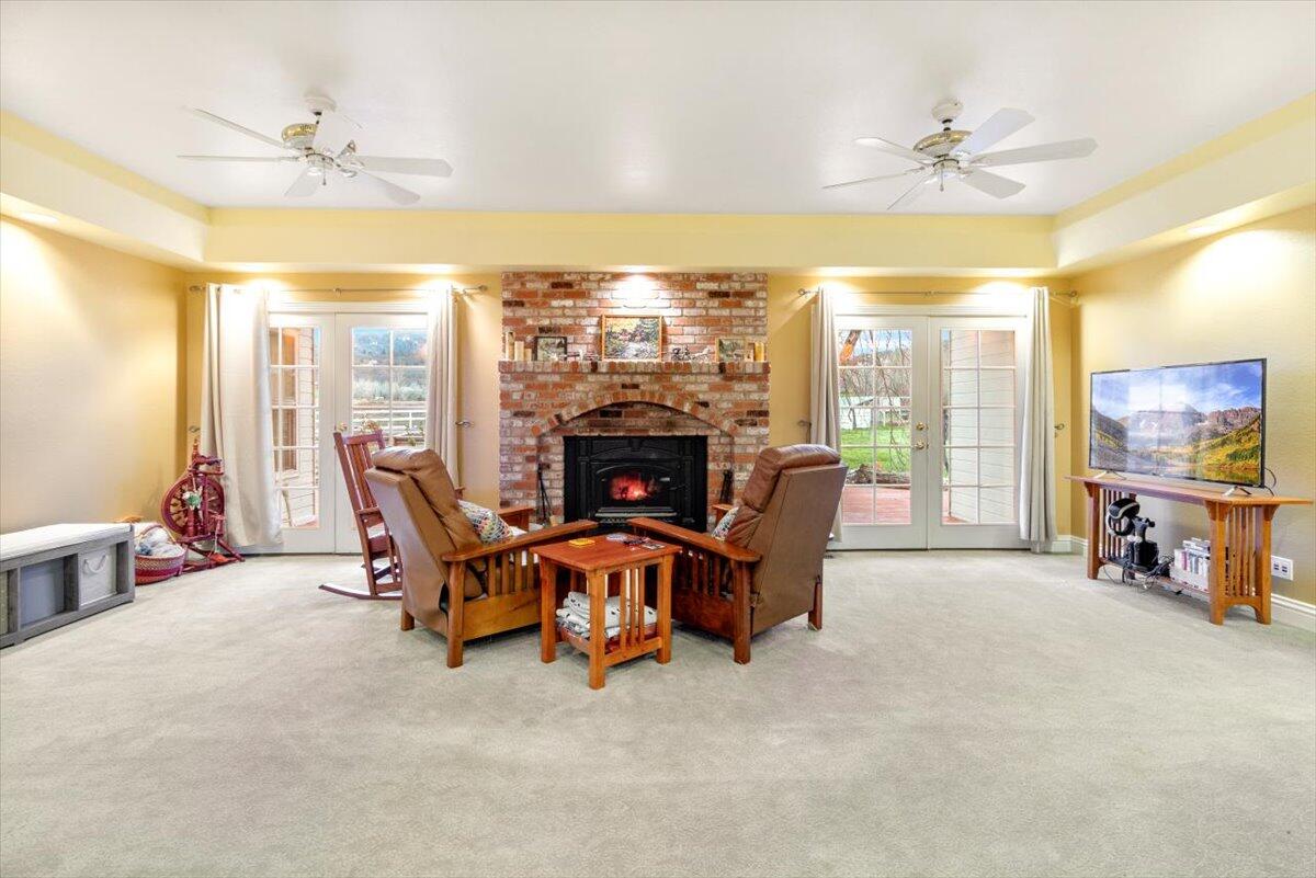811 Carpenter Hill Road Medford, OR 97501 - Photo 19 of 53 Living Room