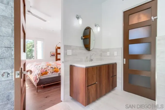a en suite bathroom with a double vanity sink and a mirror