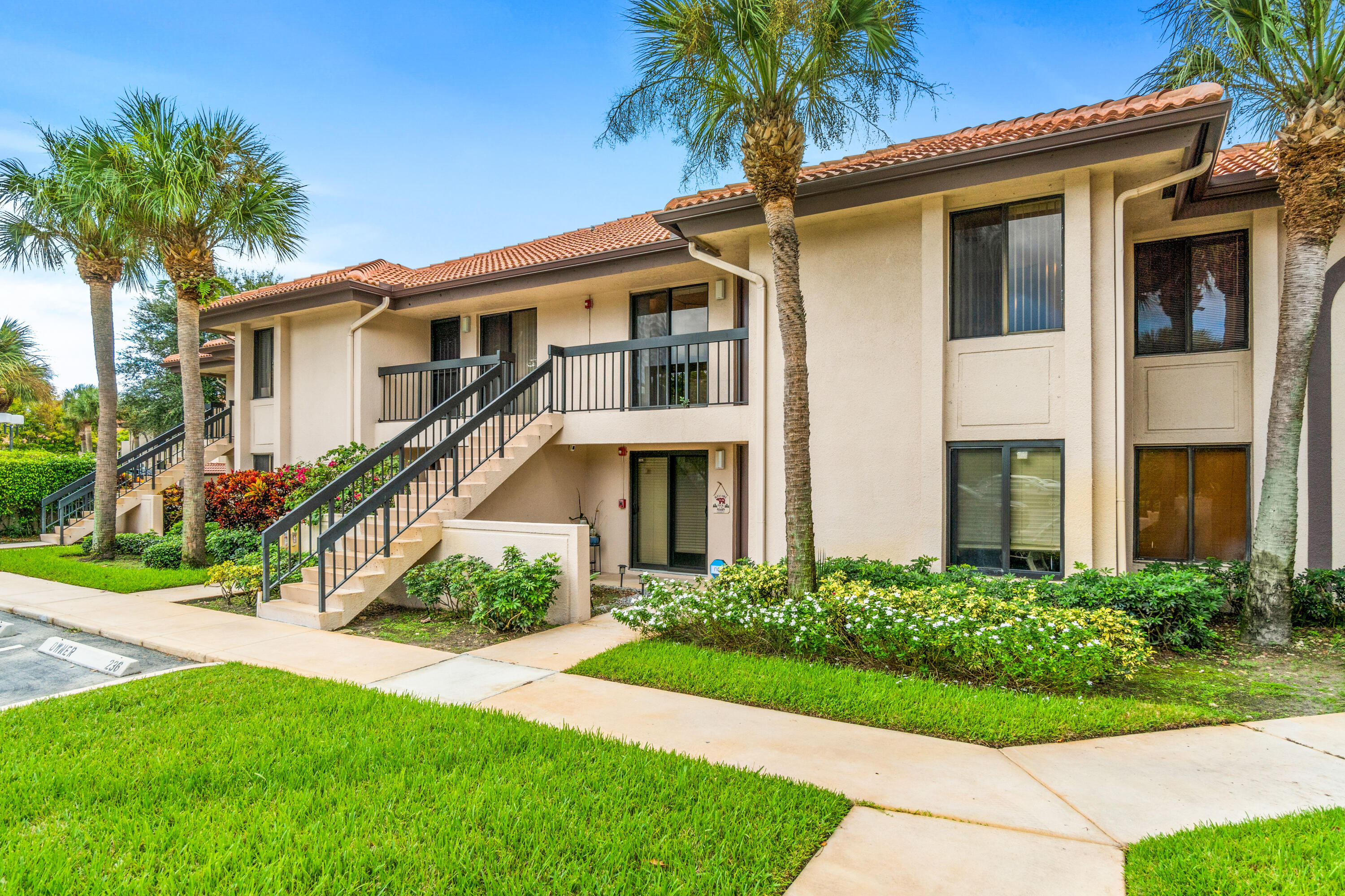 5151 West Club Circle, Unit 206 Boca Raton, FL 33487 - Photo 3 of 22 004-5151WestClubCircle-BocaRaton-FL-3348