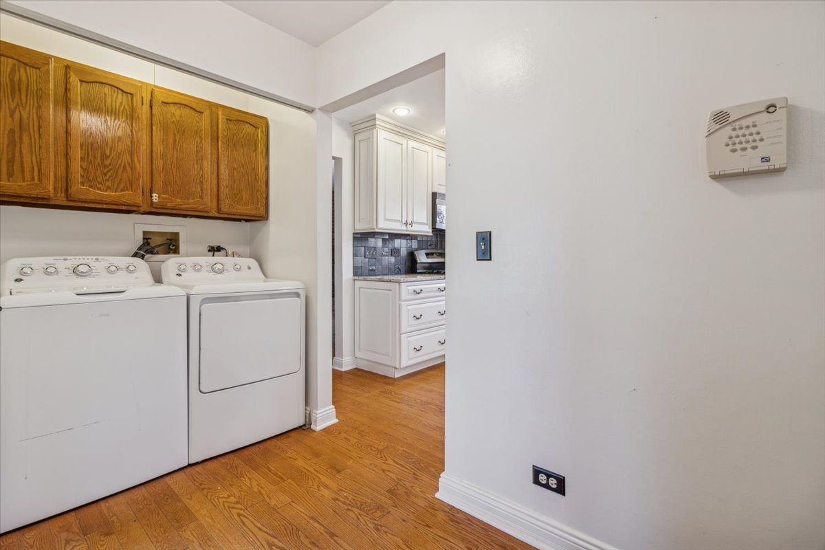 417 River Bluff Circle Naperville, IL 60540 - Photo 10 of 20 a room with a sink and cabinets