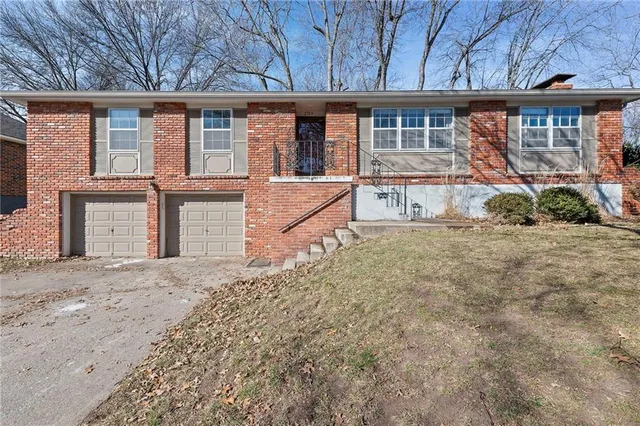 $260,000 | 2724 Queen Ridge Drive, Independence, MO 64055