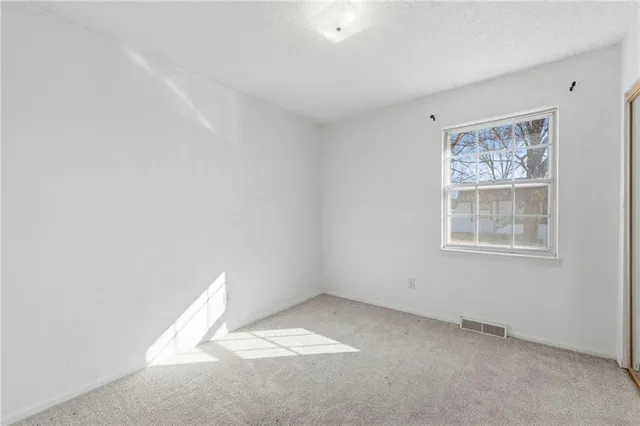 $260,000 | 2724 Queen Ridge Drive, Independence, MO 64055