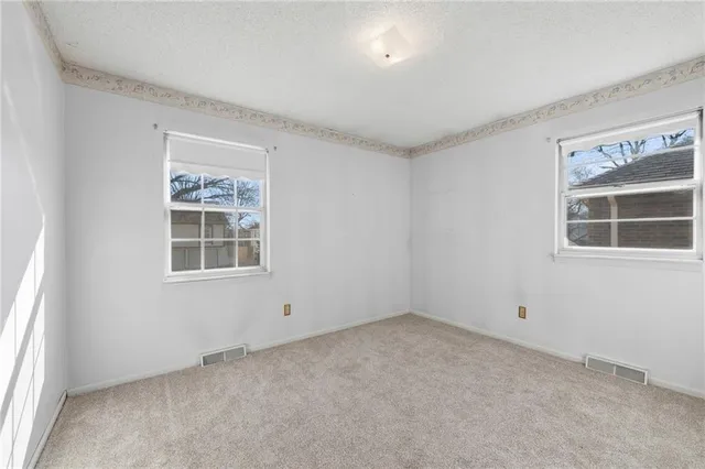 $260,000 | 2724 Queen Ridge Drive, Independence, MO 64055