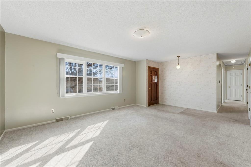 2724 Queen Ridge Drive Independence, MO 64055 - Photo 4 of 40