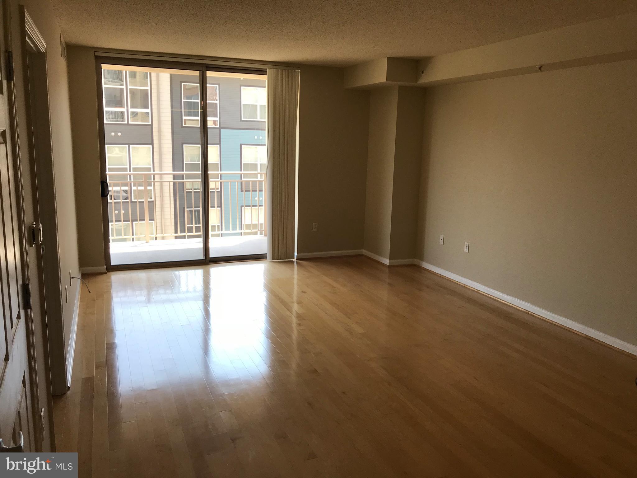 2726 Gallows Road, Unit 605 Vienna, VA 22180 - Photo 2 of 17 Living Room