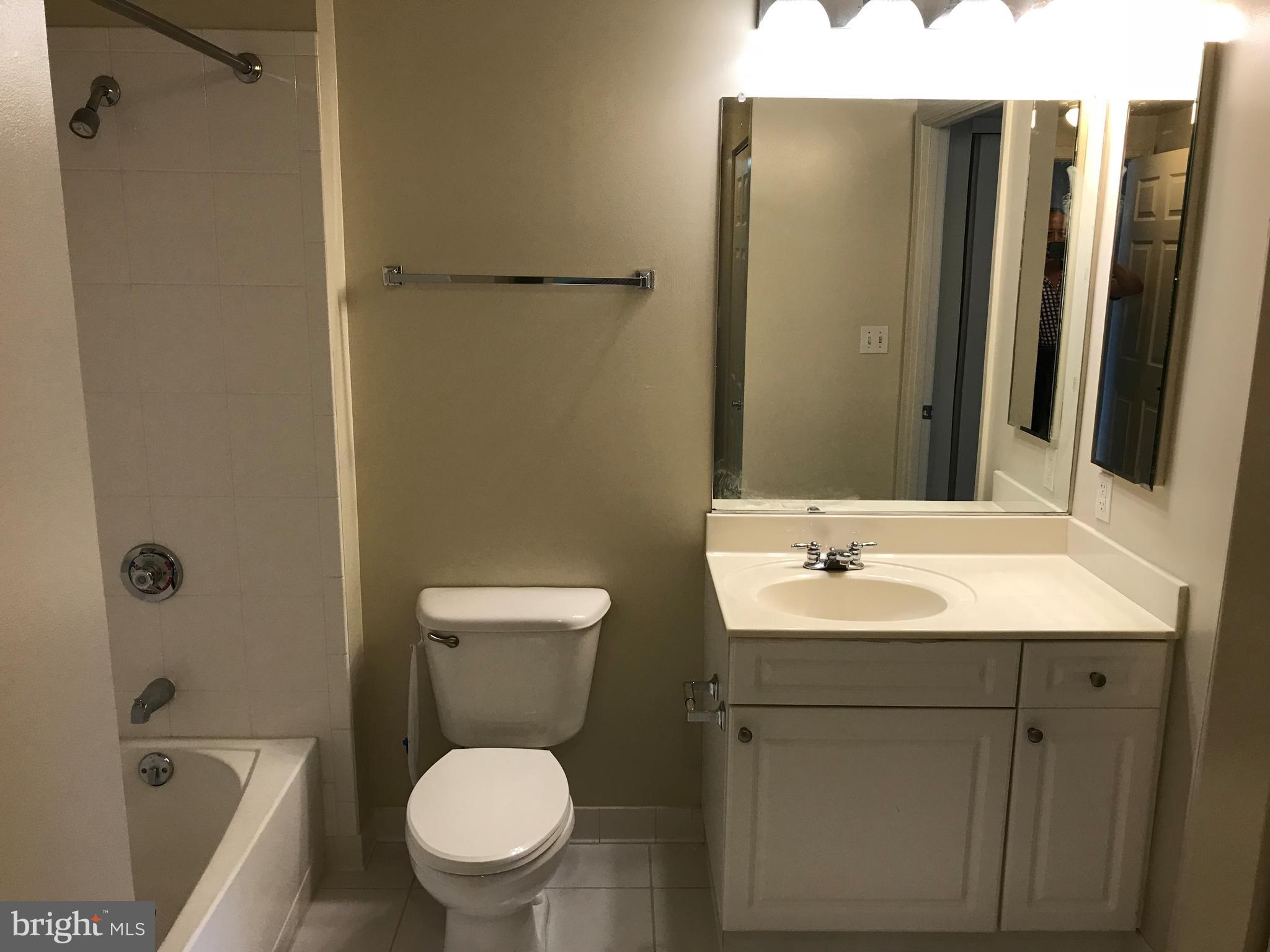 2726 Gallows Road, Unit 605 Vienna, VA 22180 - Photo 8 of 17 Bath