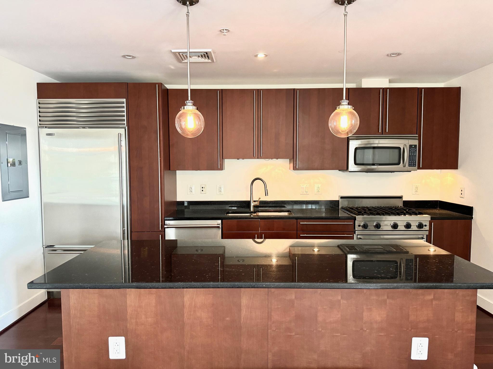 2425 L Street Northwest, Unit 730 Washington, DC 20037 - Photo 3 of 30