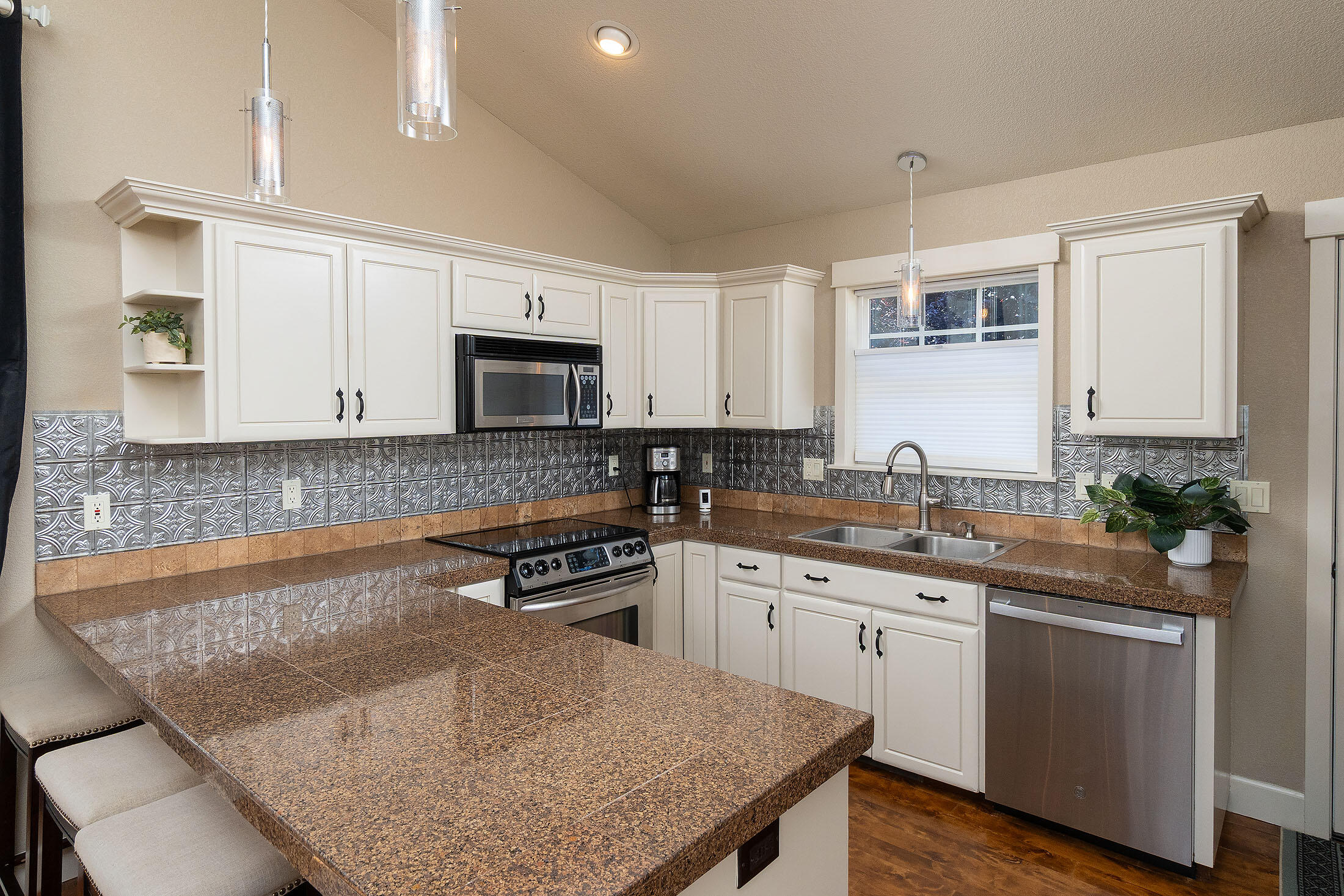 62721 Larkview Road Bend, OR 97701 - Photo 6 of 18 62721 Larkview Rd_0016 copy