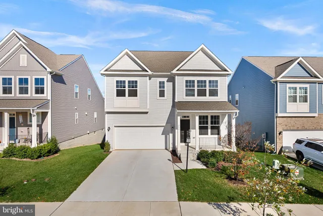 a view of house with yard