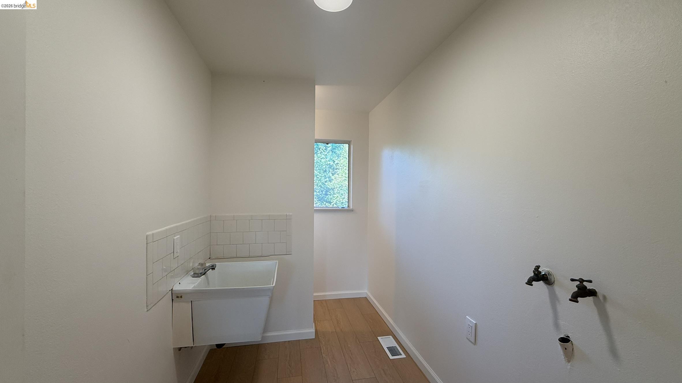 5051 Harrison Grade Road Sebastopol, CA 95472 - Photo 17 of 31 a view of a bathroom