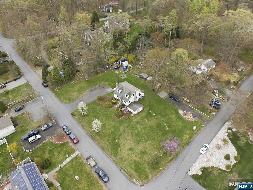 32 Pine Hill Road Mahwah, NJ 07430 - Photo 5 of 40