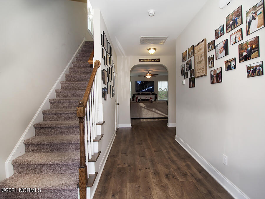 192 Sandy Springs Road Aberdeen, NC 28315 - Photo 12 of 47 foyer6