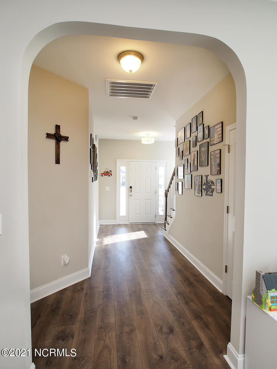 192 Sandy Springs Road Aberdeen, NC 28315 - Photo 10 of 47 foyer3