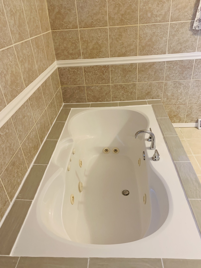 5230 State Road Burbank, IL 60459 - Photo 11 of 26 a bathroom with a bathtub