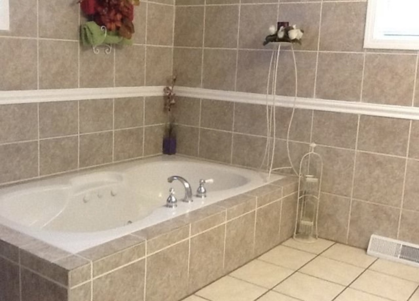 5230 State Road Burbank, IL 60459 - Photo 12 of 26 a bathroom with a bathtub