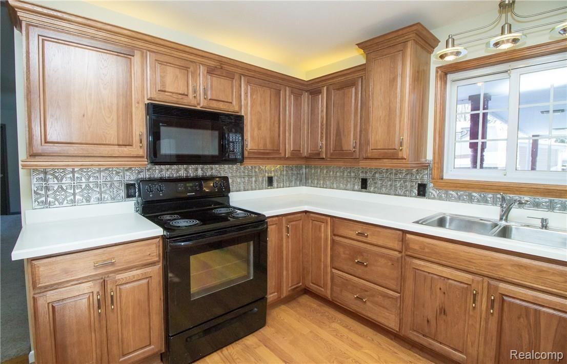 5501 Corunna Road Flint, MI 48532 - Photo 31 of 78 Kitchen3.jpg