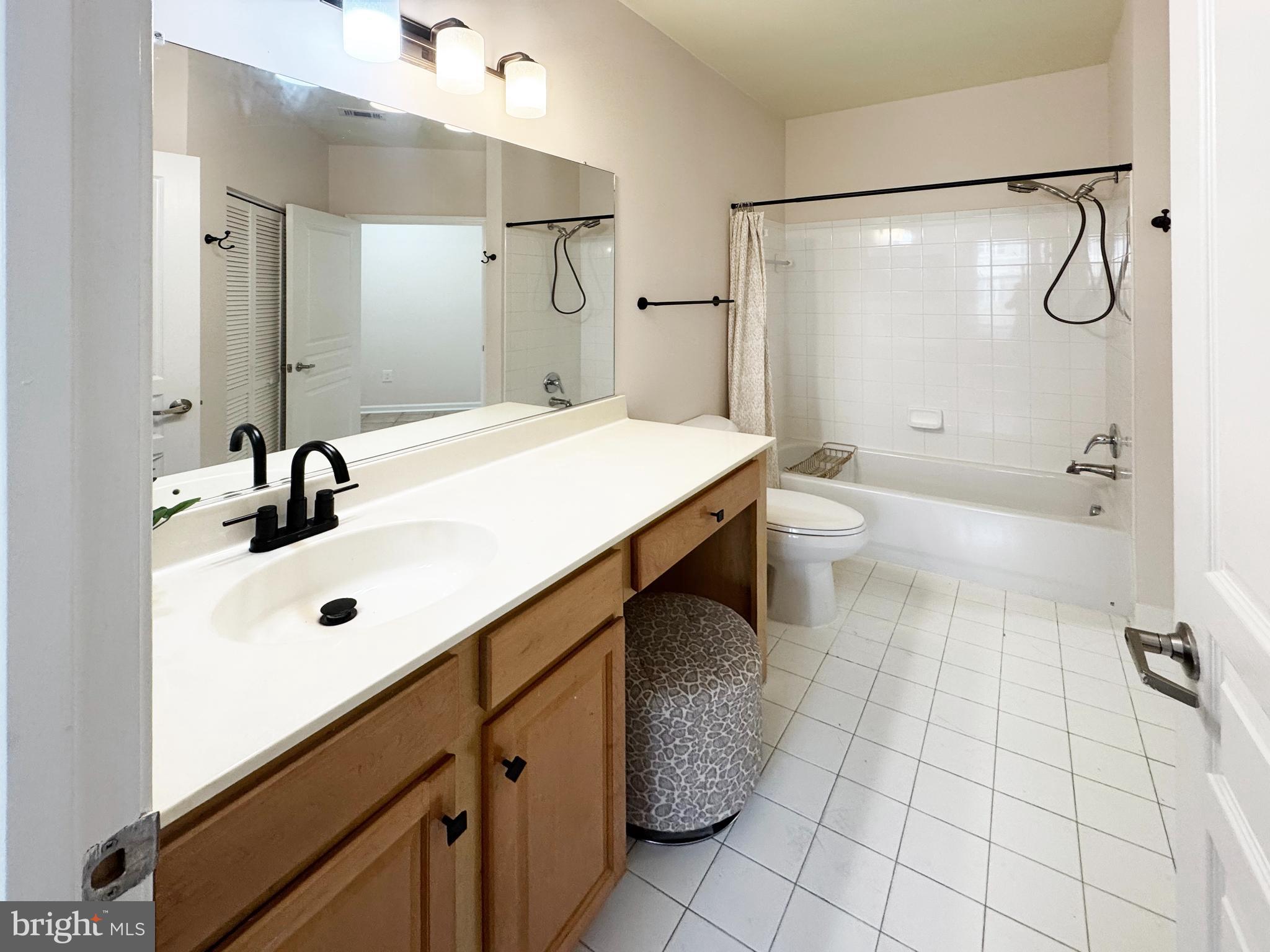 12001 Market Street, Unit 124 Reston, VA 20190 - Photo 18 of 42 Full Bath With Tub