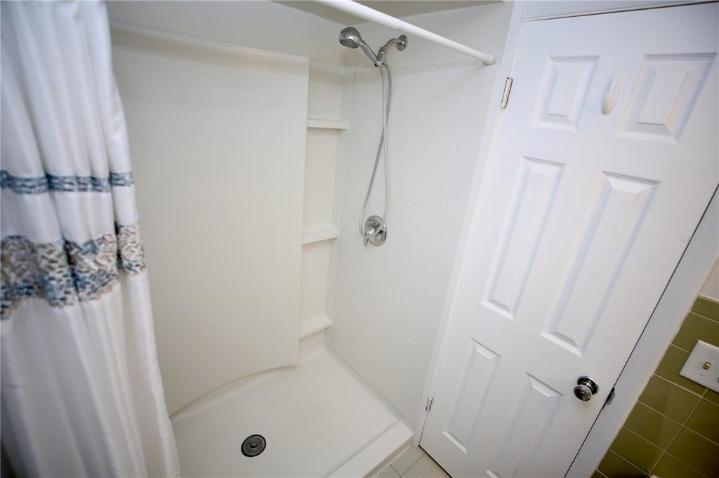 120 20th Street Southwest Largo, FL 33770 - Photo 17 of 46 a bathroom with a tub