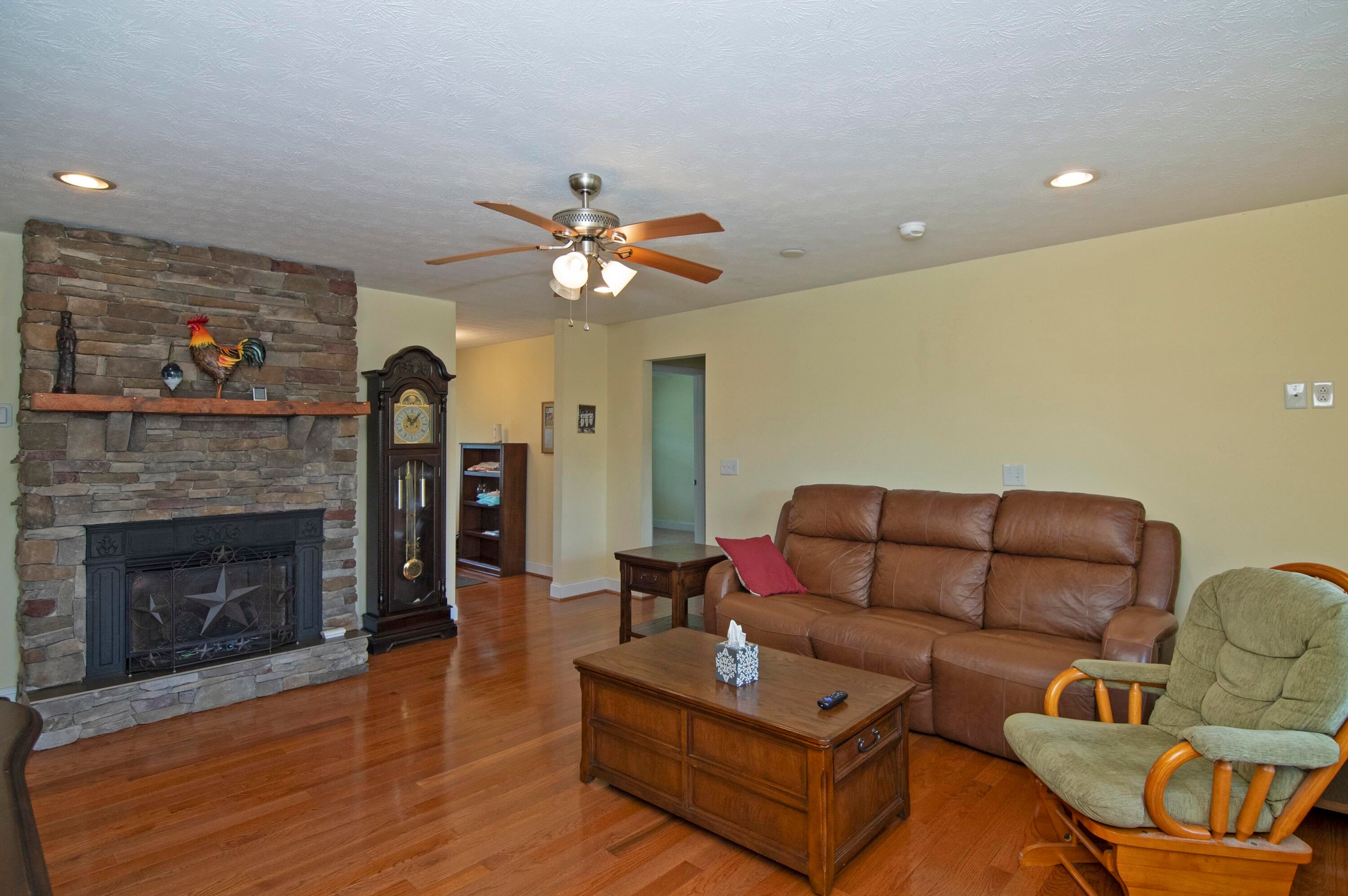 5882 Lockbridge Road Meadow Bridge, WV 25976 - Photo 18 of 68 Living Room