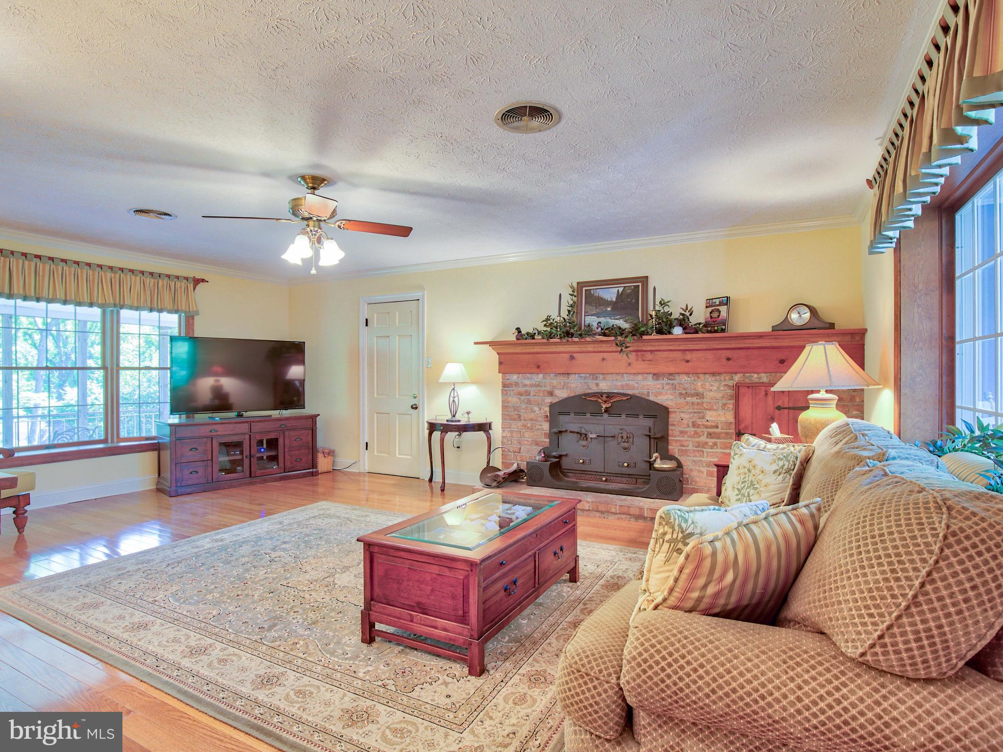2469 Jones Road Winchester, VA 22602 - Photo 14 of 47 Family living room