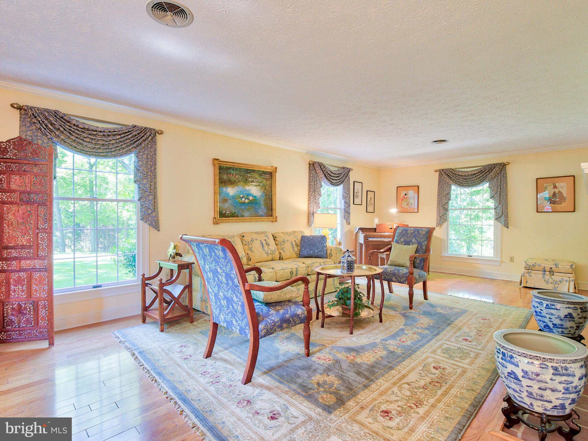 2469 Jones Road Winchester, VA 22602 - Photo 8 of 47 Forma living room