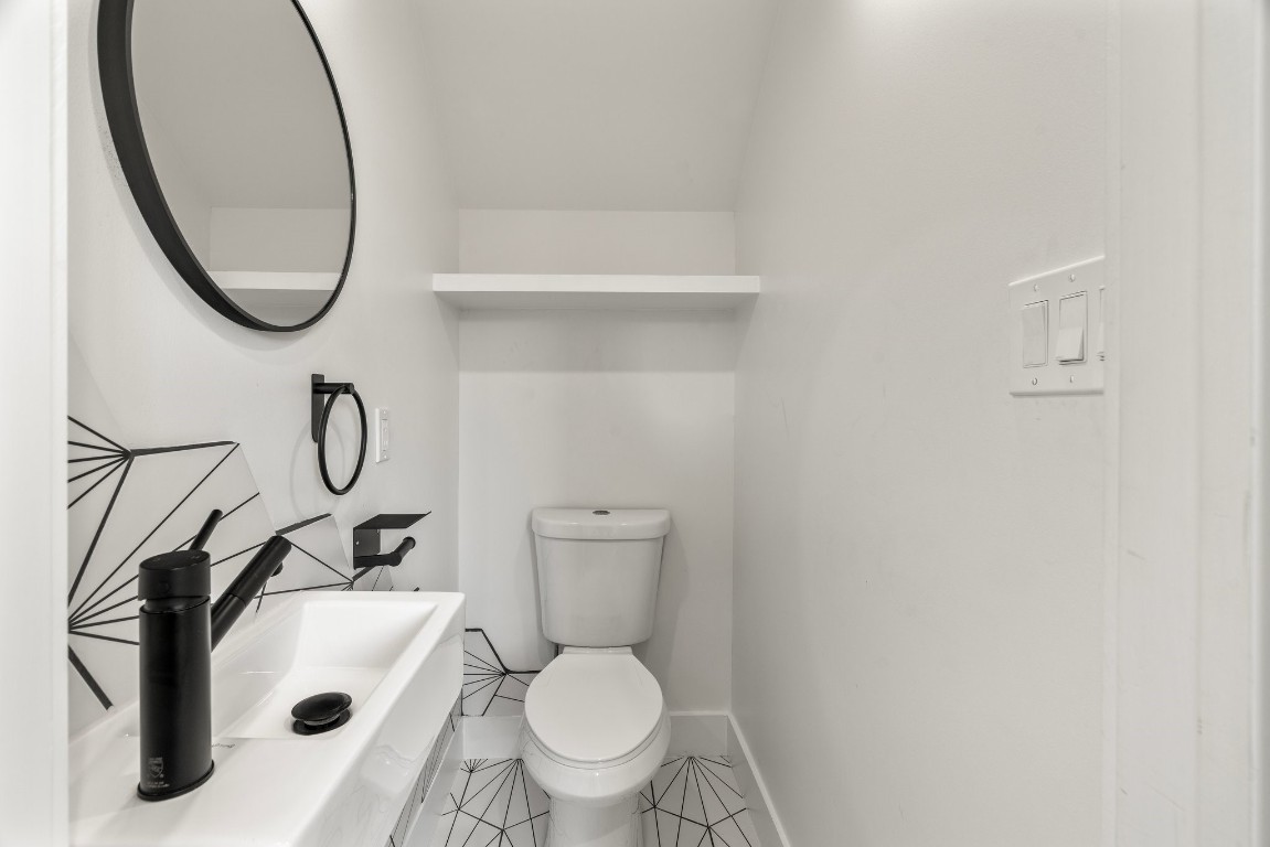 3802 Commerce Street Houston, TX 77003 - Photo 16 of 45 Well-appointed half bath conveniently situated near the entry and garage access, offering privacy while remaining easily accessible for guests.
